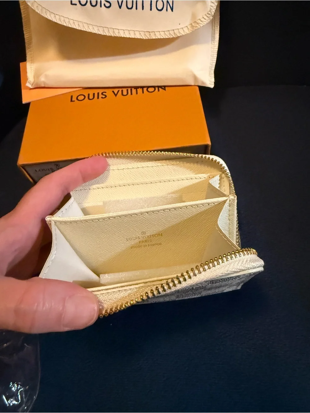 Source Unknown White and Gray Checkered Zip Card Wallet